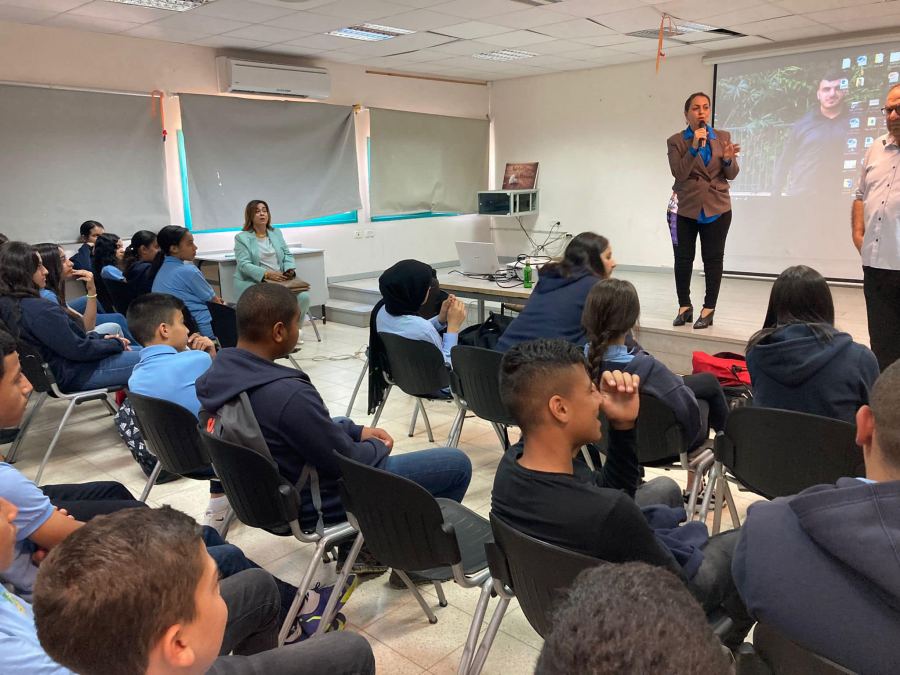 عرض فيلم بطل من ورق لطلاب الثوامن في مدرسة السلام الاعدادية